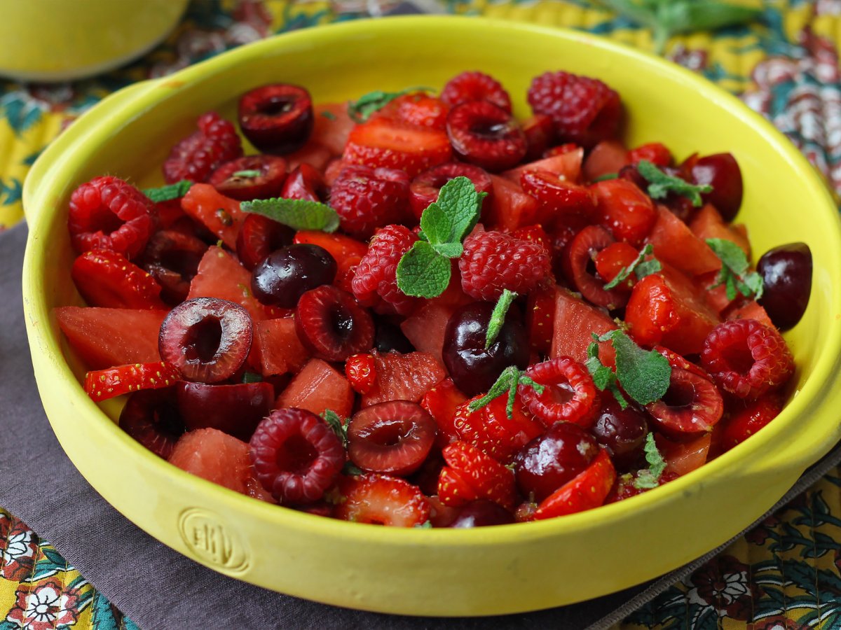 Röd fruktsallad: jordgubbar, hallon, körsbär och vattenmelon, perfekt för sommaren! - foto 4