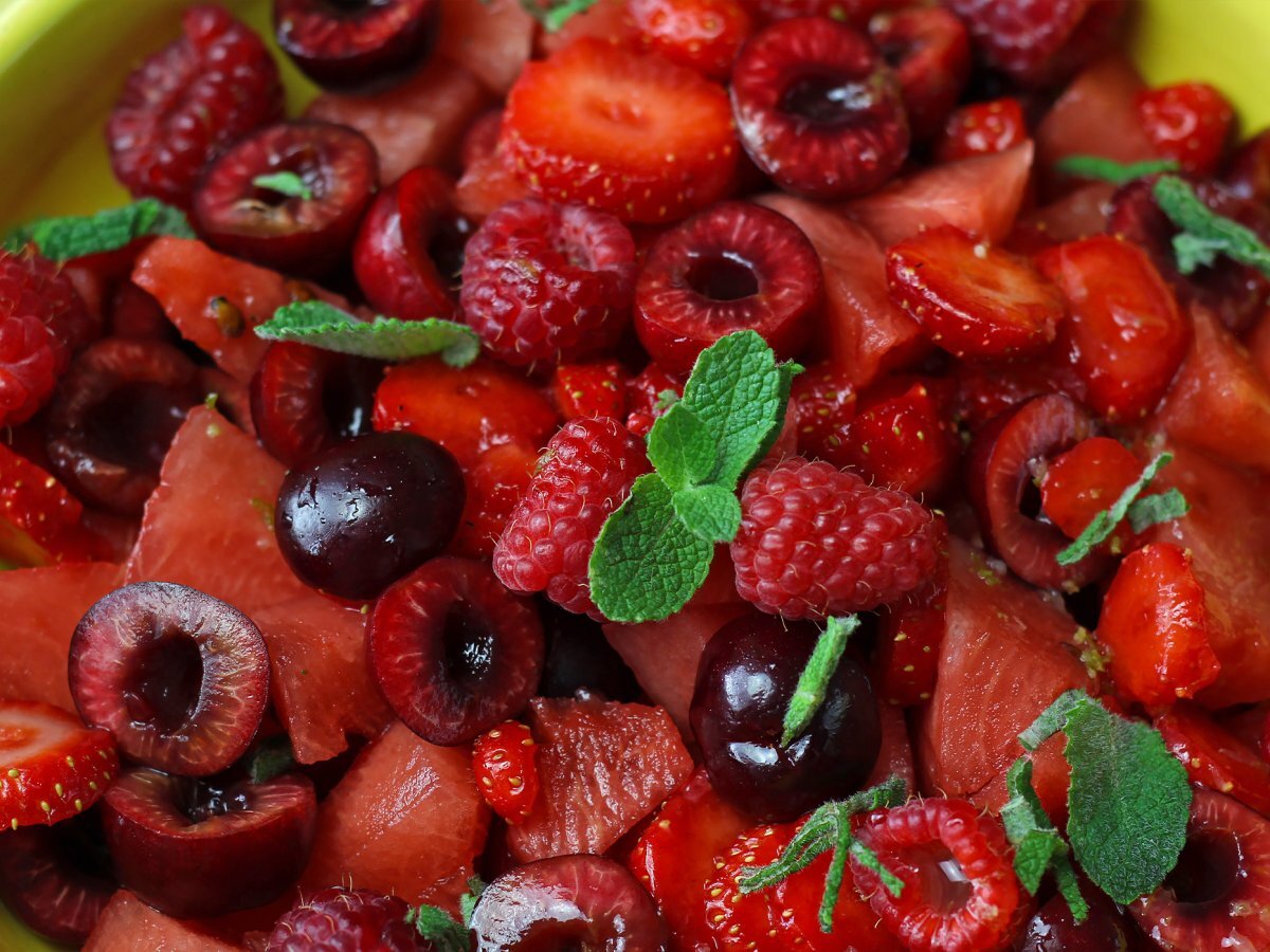 Röd fruktsallad: jordgubbar, hallon, körsbär och vattenmelon, perfekt för sommaren! - foto 5