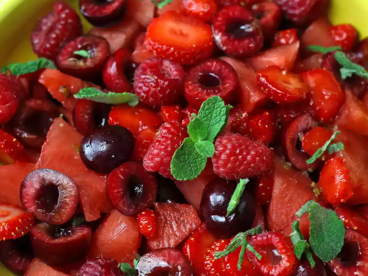 Röd fruktsallad: jordgubbar, hallon, körsbär och vattenmelon, perfekt för sommaren! - foto 5