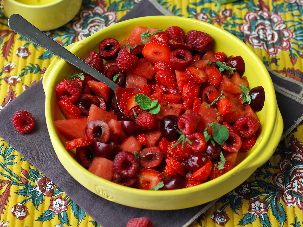 Röd fruktsallad: jordgubbar, hallon, körsbär och vattenmelon, perfekt för sommaren! - foto 6