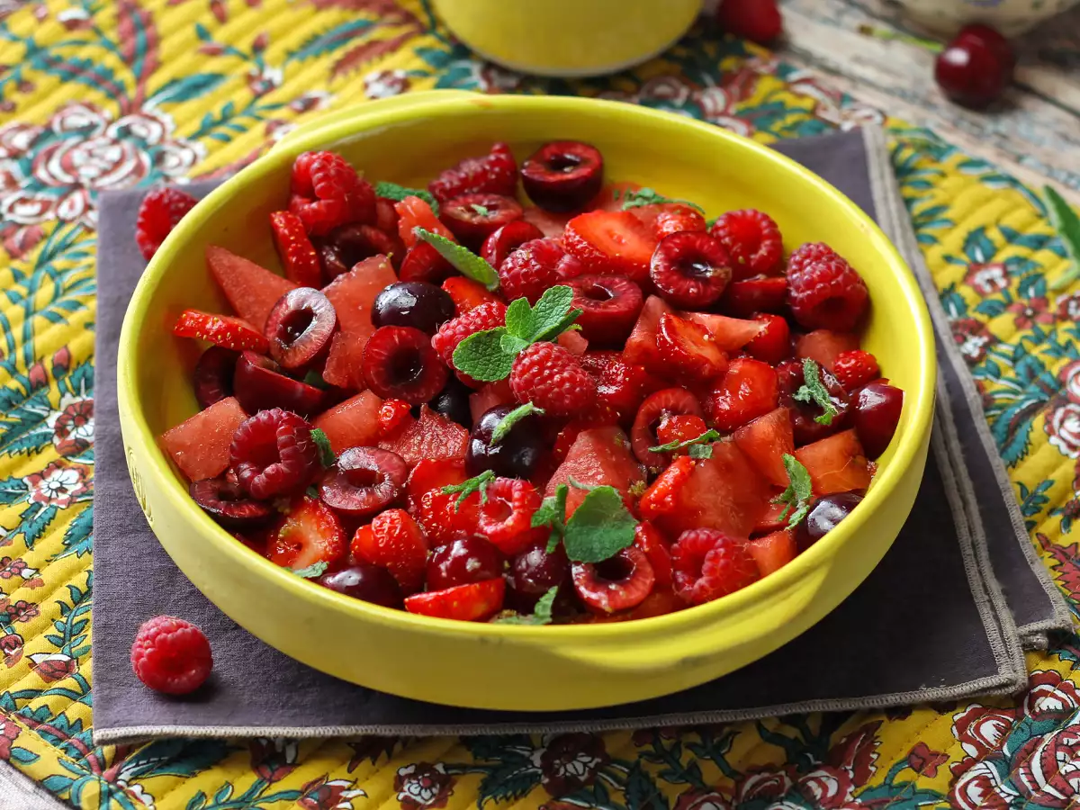Röd fruktsallad med jordgubbar, hallon, körsbär och vattenmelon – perfekt för sommaren! - foto 2