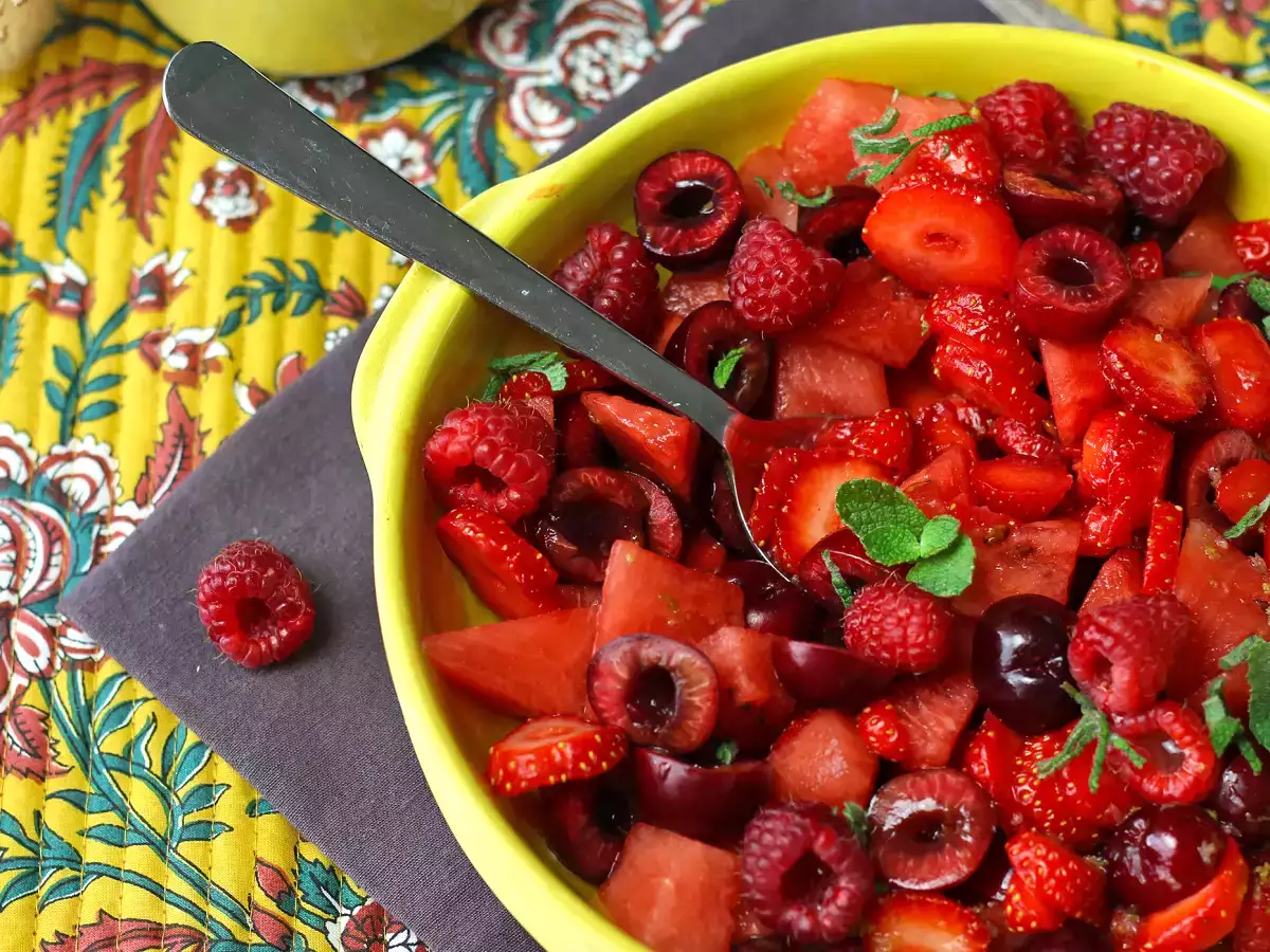 Röd fruktsallad med jordgubbar, hallon, körsbär och vattenmelon – perfekt för sommaren! - foto 3