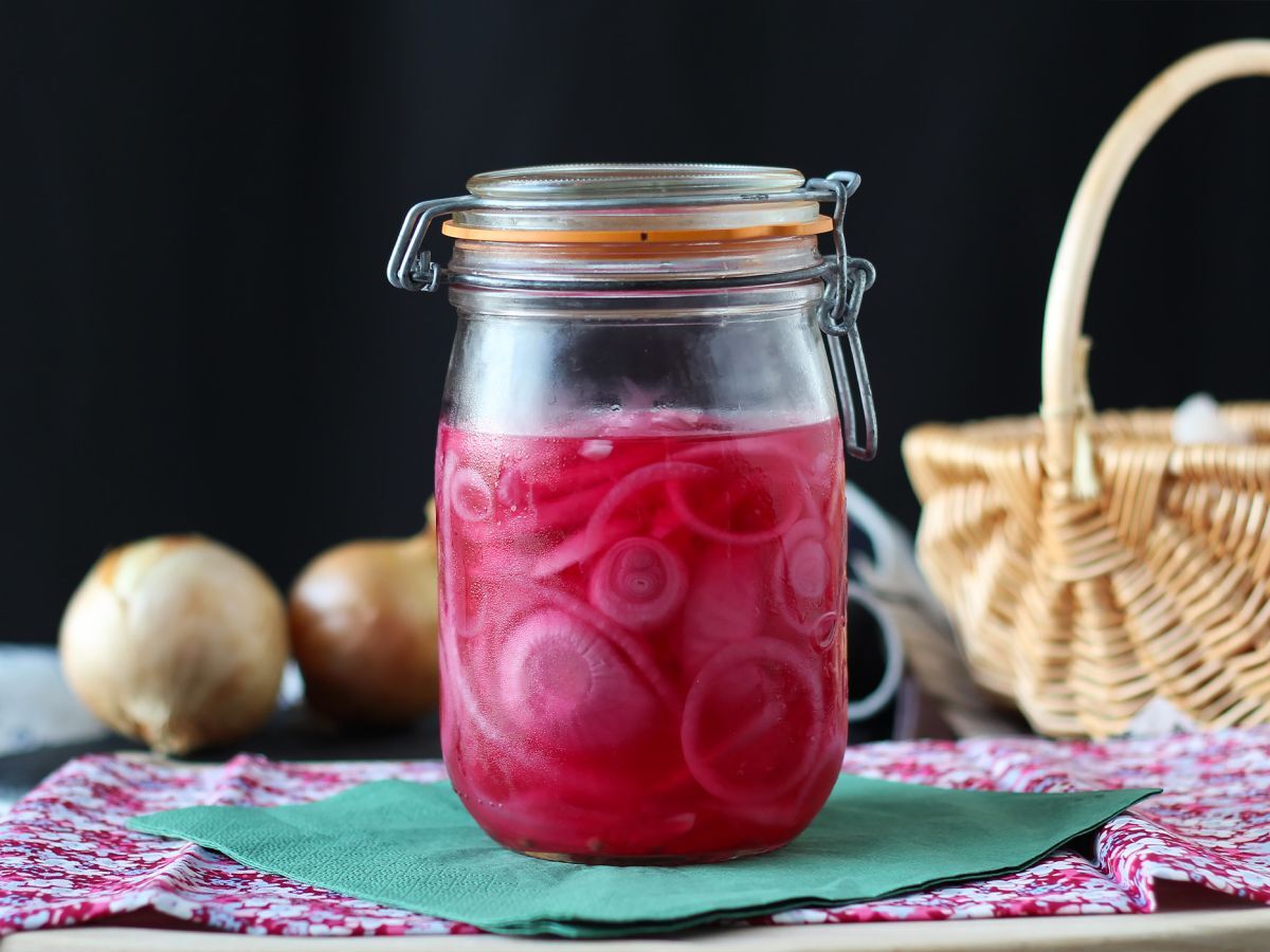 Rödlökspickles, perfekt för att förhöja dina rätter!