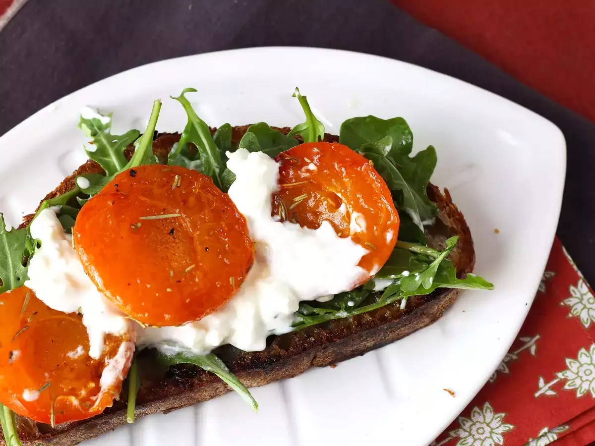 Rostade aprikoser, ruccola och burrata på rostat bröd