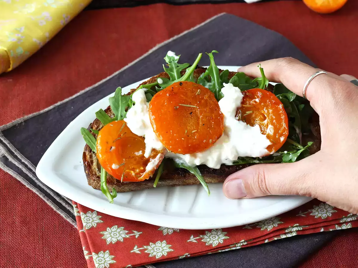 Rostade aprikoser, ruccola och burrata på rostat bröd - foto 2