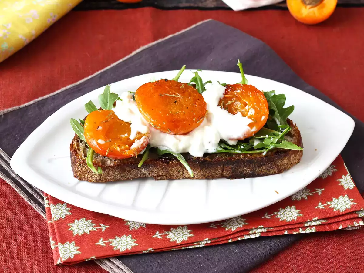 Rostade aprikoser, ruccola och burrata på rostat bröd - foto 3