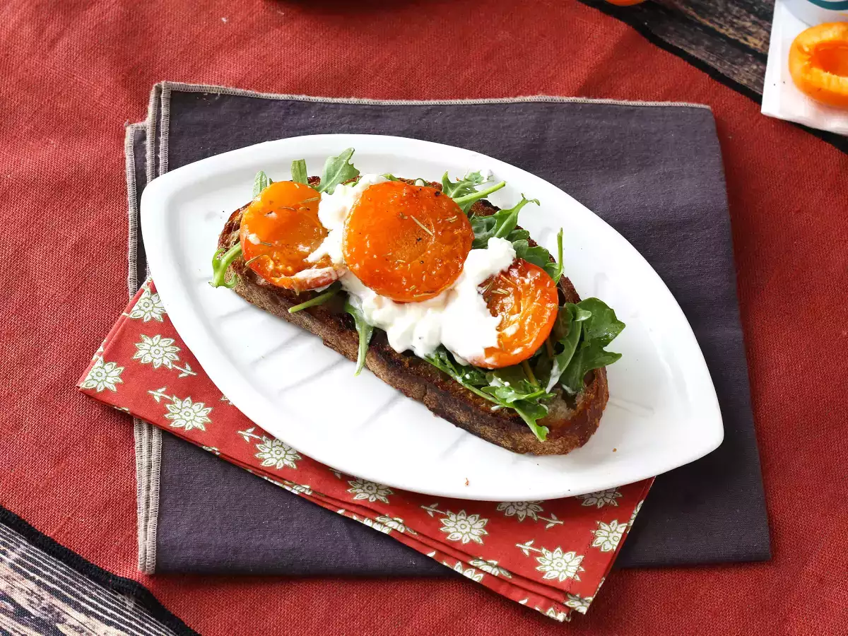 Rostade aprikoser, ruccola och burrata på rostat bröd - foto 4