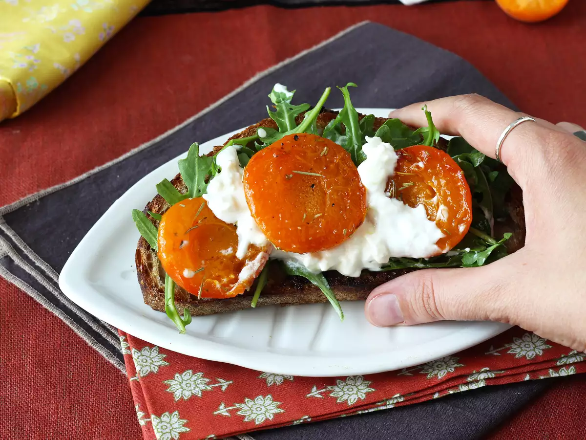 Rostat bröd med rostade aprikoser, ruccola och burrata - foto 2