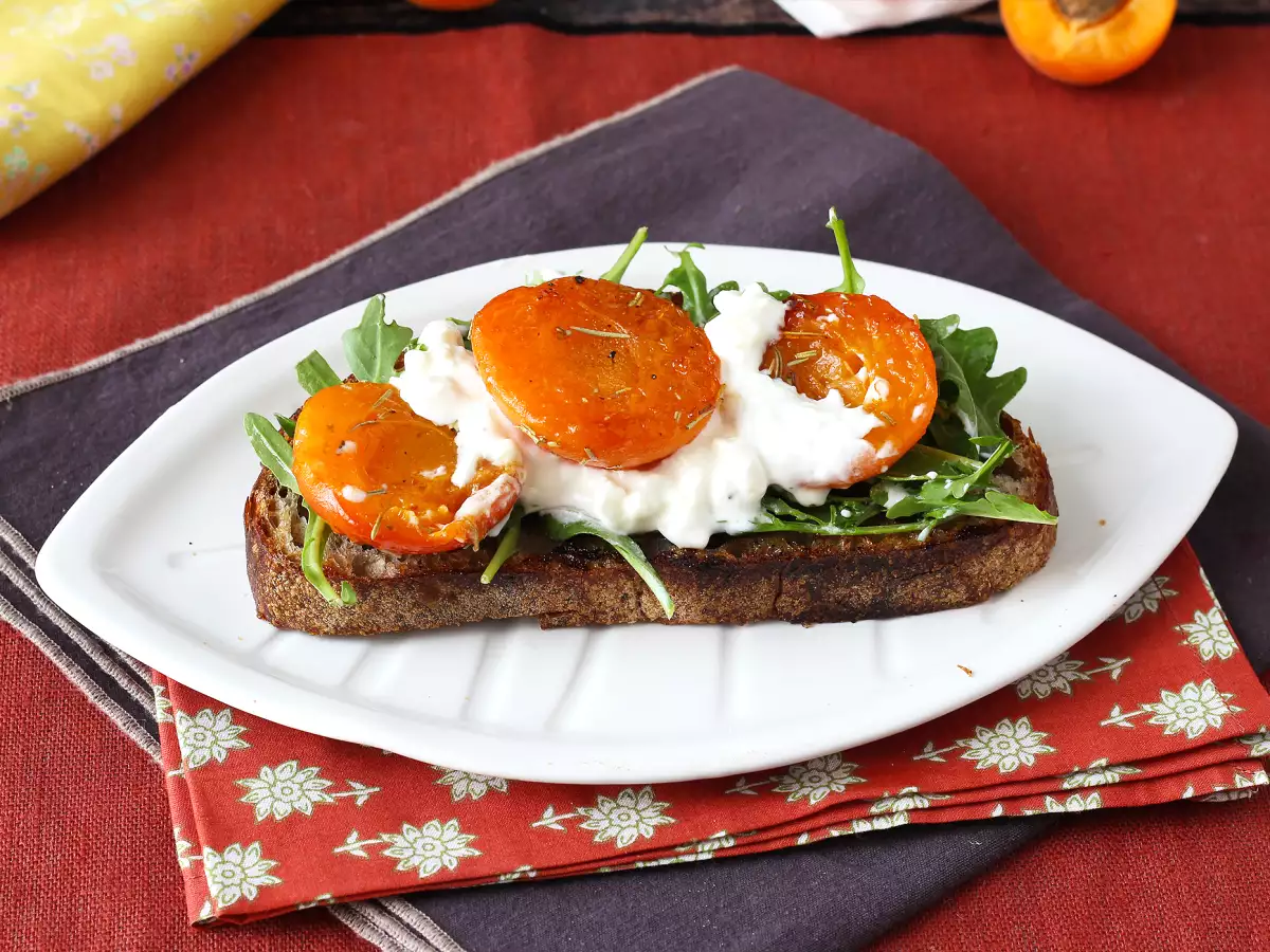 Rostat bröd med rostade aprikoser, ruccola och burrata - foto 3