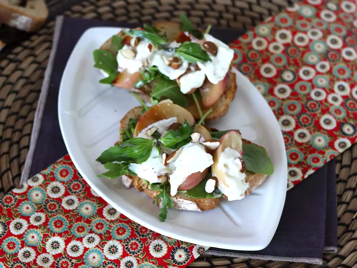 Rucola, rostade persikor och burrata på rostat bröd: en supergod kombination av sött och salt!