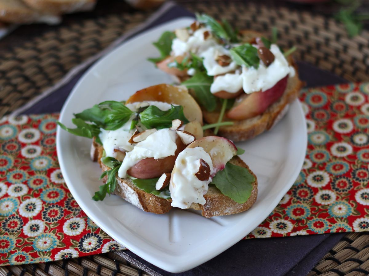 Rucola, rostade persikor och burrata på rostat bröd: en supergod kombination av sött och salt! - foto 2