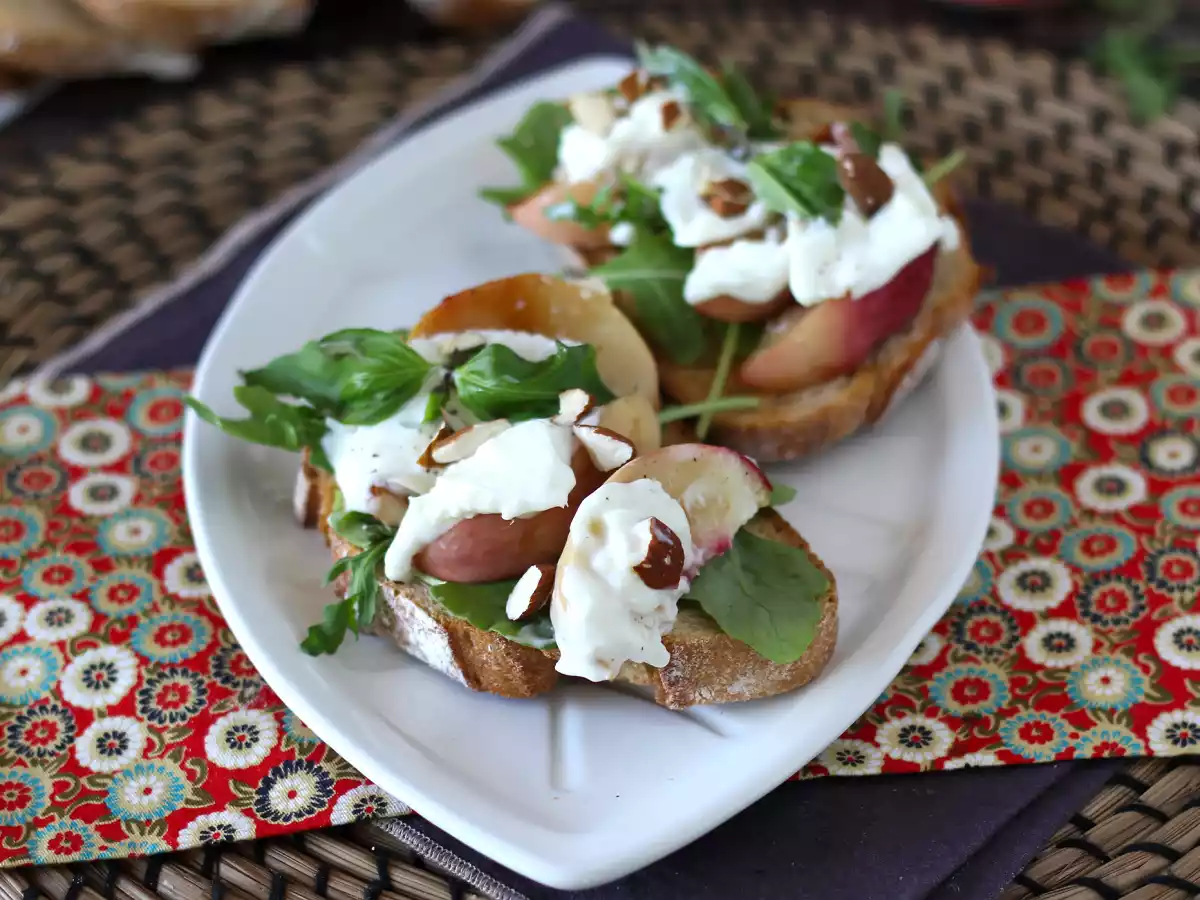 Rucola, rostade persikor och burrata på rostat bröd: en supergod kombination av sött och salt! - foto 2