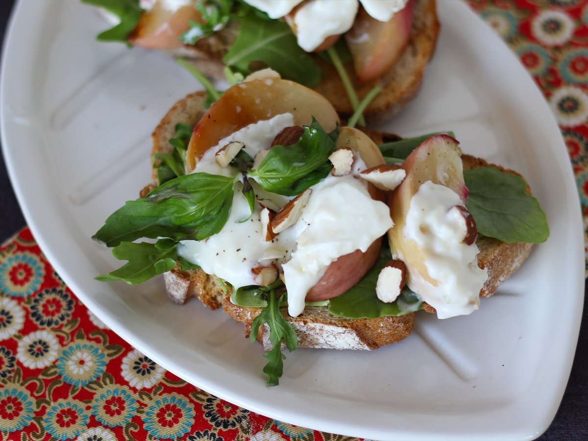 Rucola, rostade persikor och burrata på rostat bröd: en supergod kombination av sött och salt! - foto 3