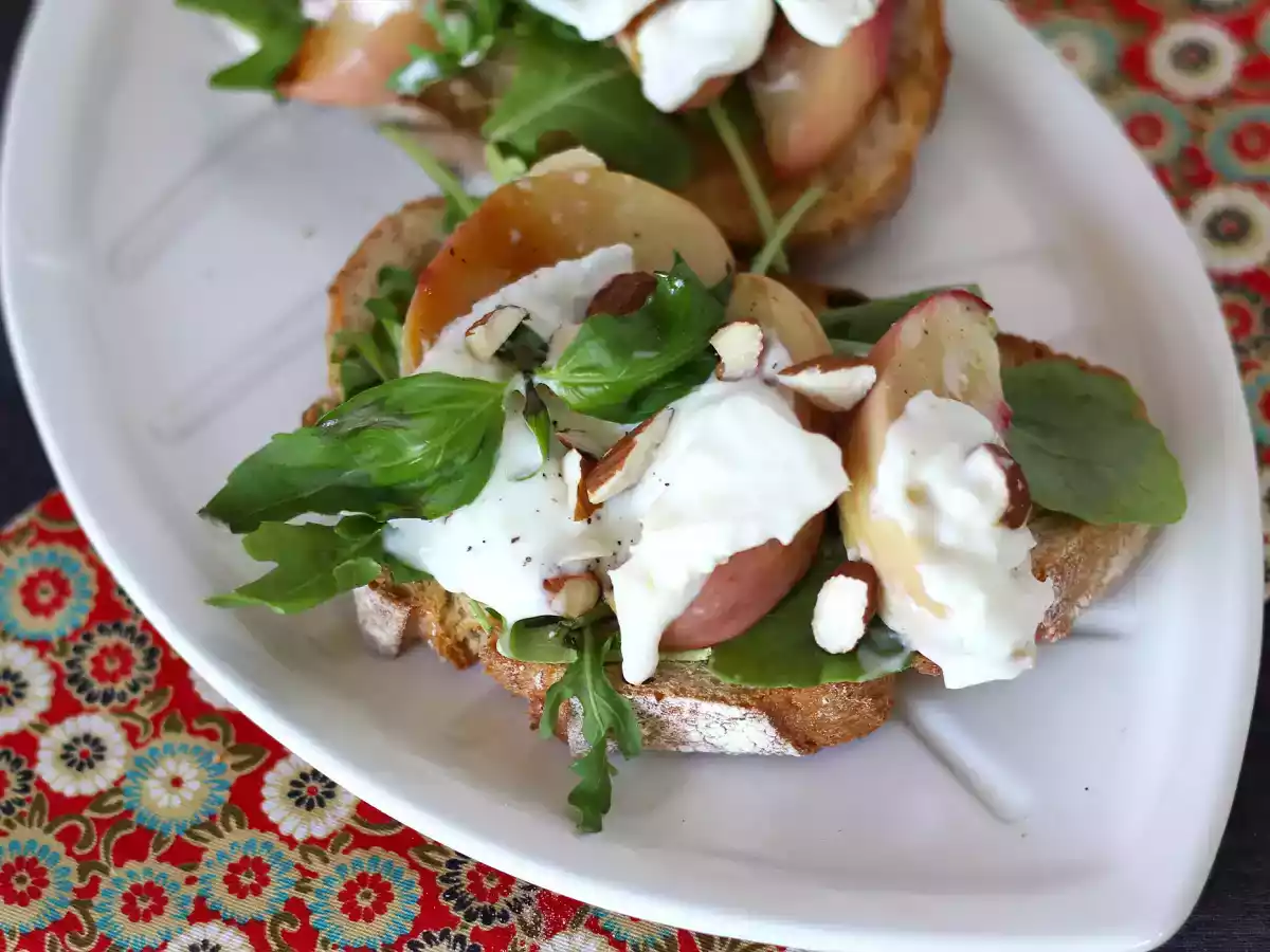 Rucola, rostade persikor och burrata på rostat bröd: en supergod kombination av sött och salt! - foto 3