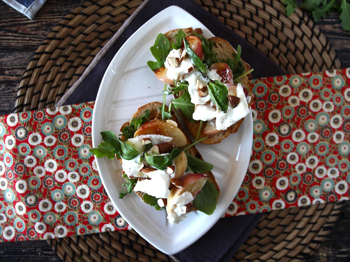 Rucola, rostade persikor och burrata på rostat bröd: en supergod kombination av sött och salt! - foto 4