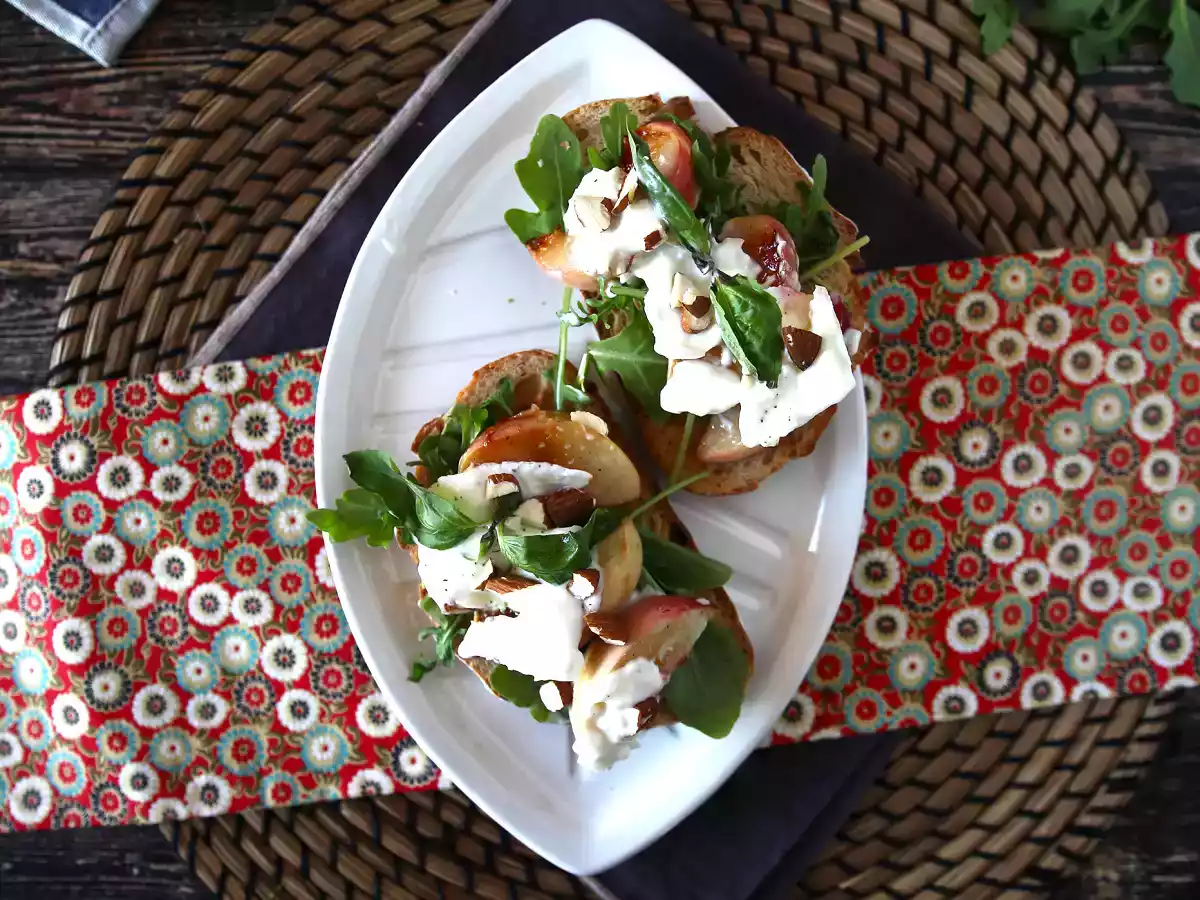 Rucola, rostade persikor och burrata på rostat bröd: en supergod kombination av sött och salt! - foto 4