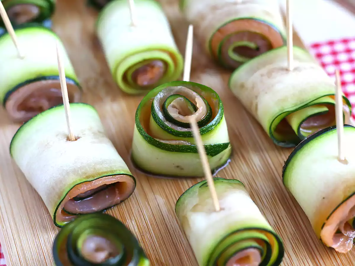 Rullar med zucchini och rökt lax - foto 4