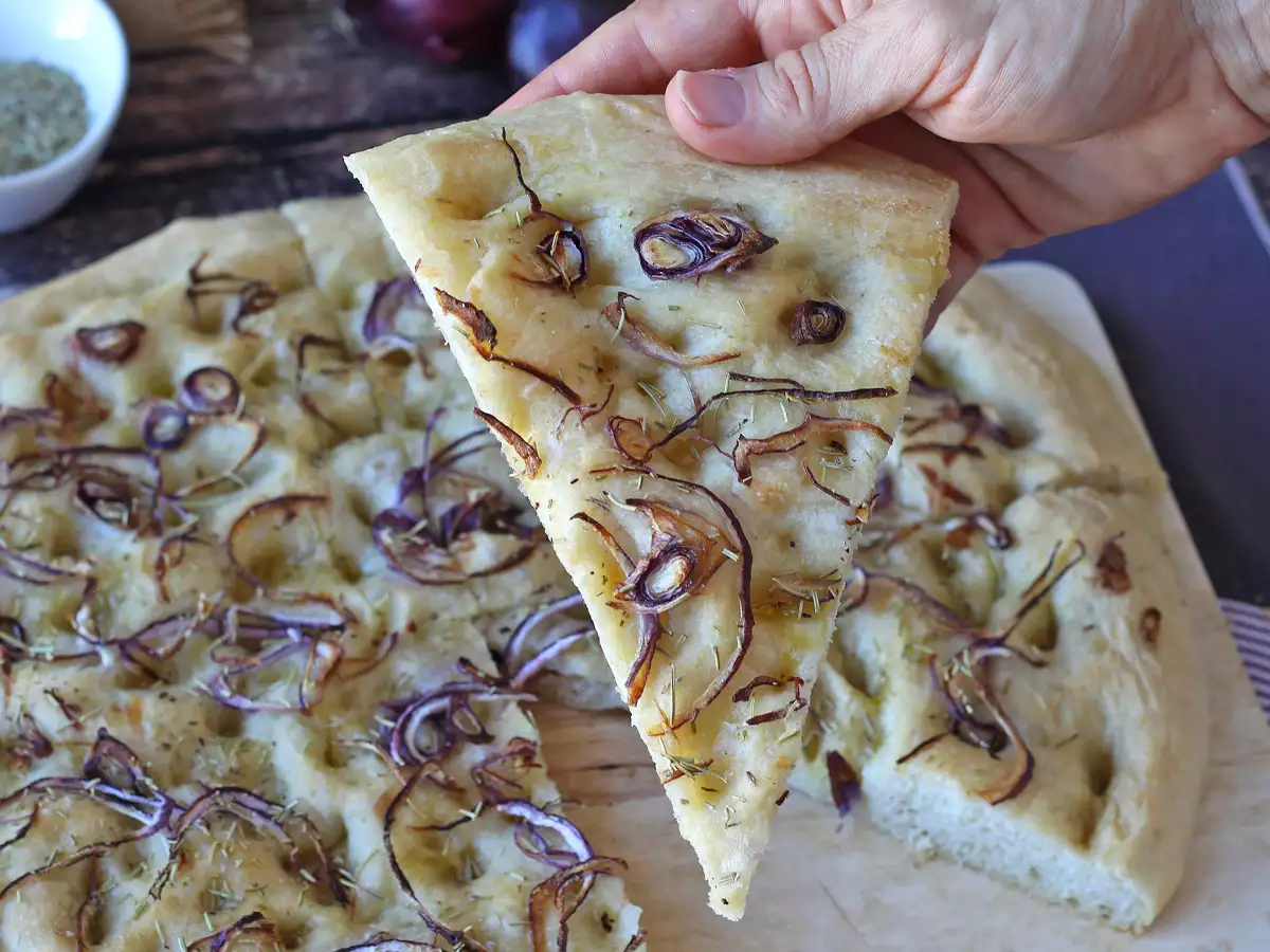 Rustik focaccia med lök och rosmarin
