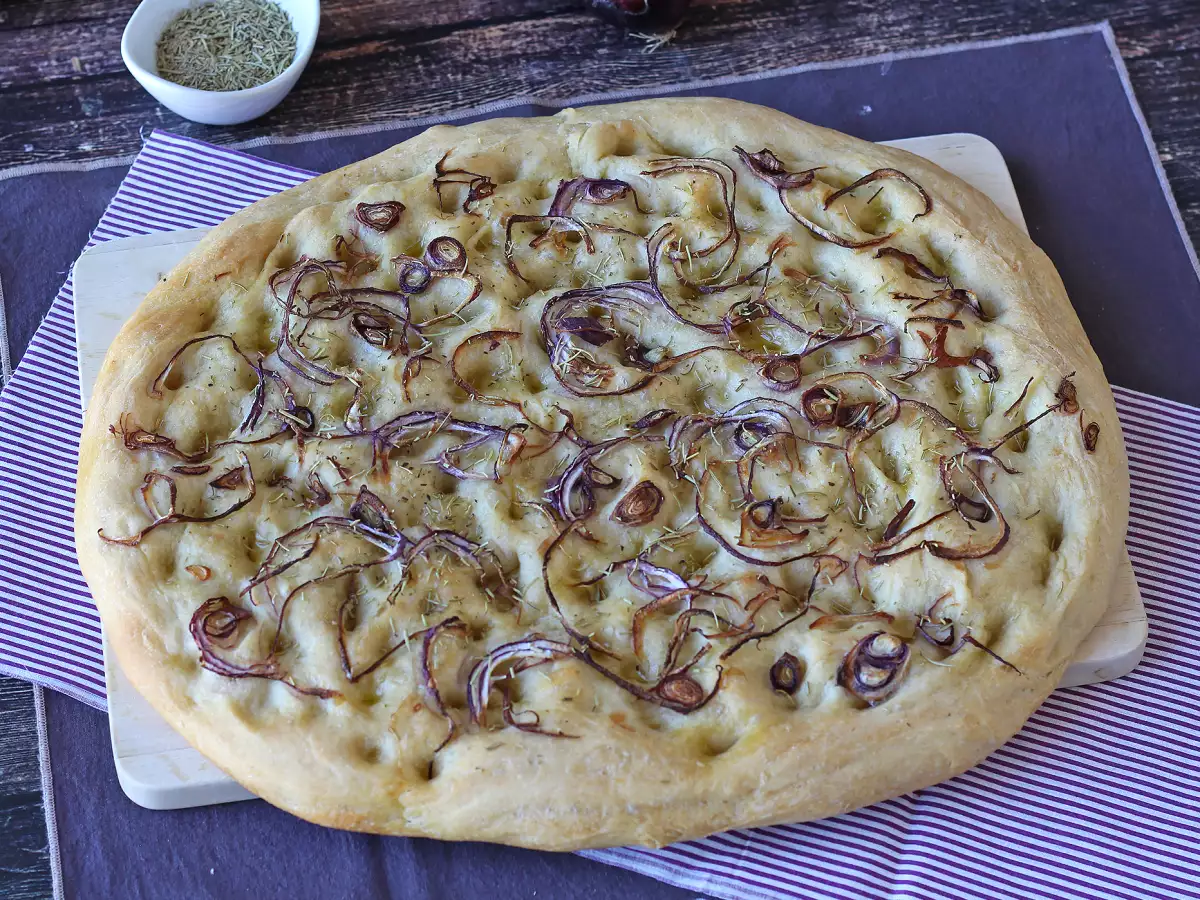 Rustik focaccia med lök och rosmarin - foto 2