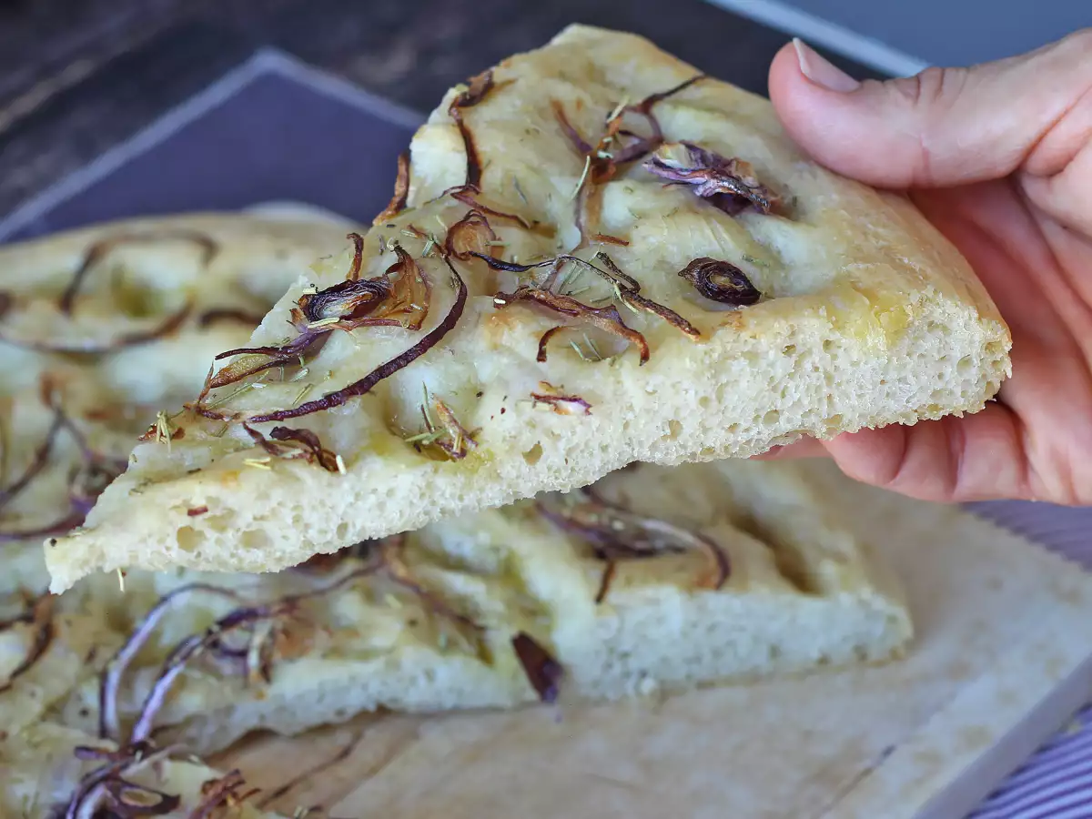 Rustik focaccia med lök och rosmarin - foto 3