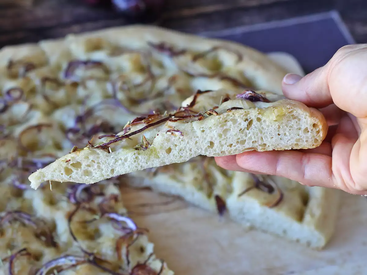 Rustik focaccia med lök och rosmarin - foto 5