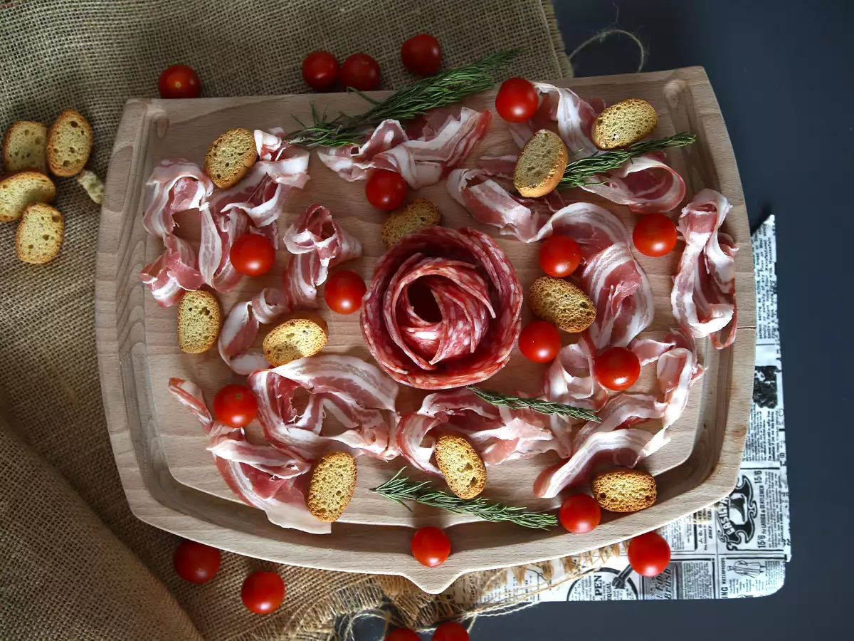 Så gör du en charkuteribricka – vik charkuteriskivor till en ros! - foto 5