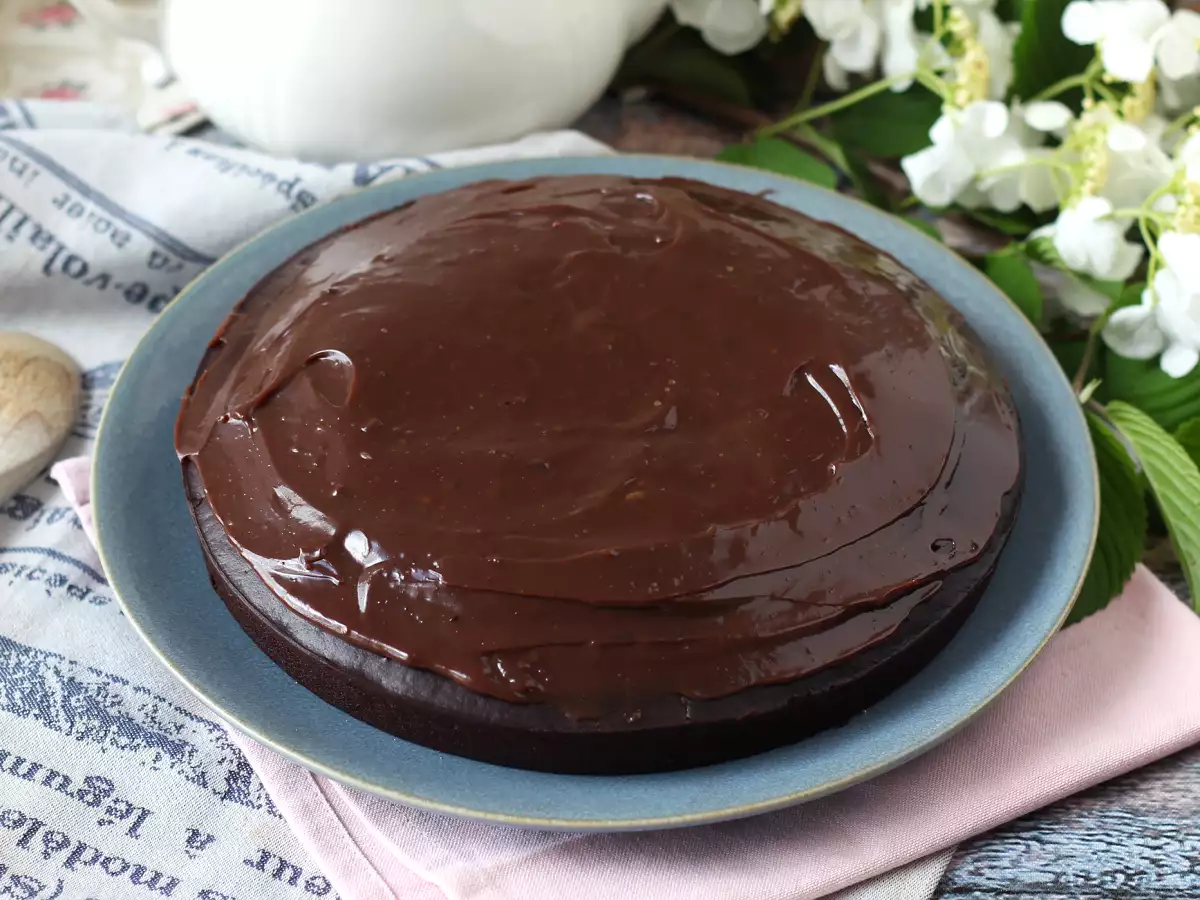 Saftig Nega Maluca-chokladkaka med brigadeiroglasyr - foto 3