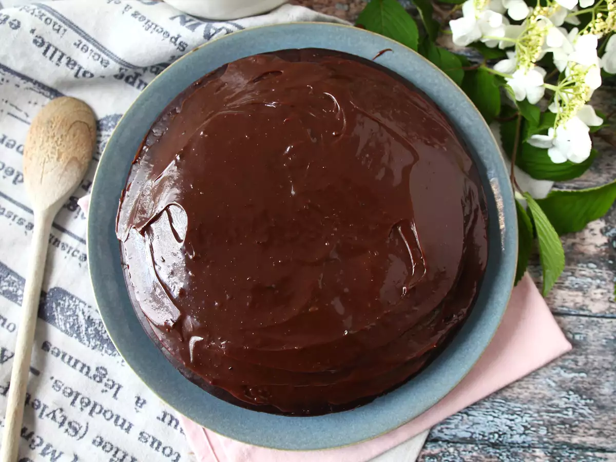 Saftig Nega Maluca-chokladkaka med brigadeiroglasyr - foto 4