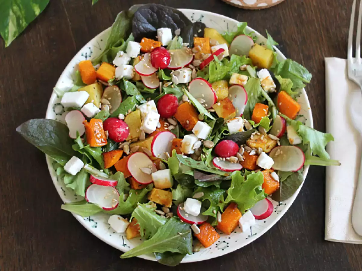 Sallad med butternutpumpa, potatis, rädisor och fetaost