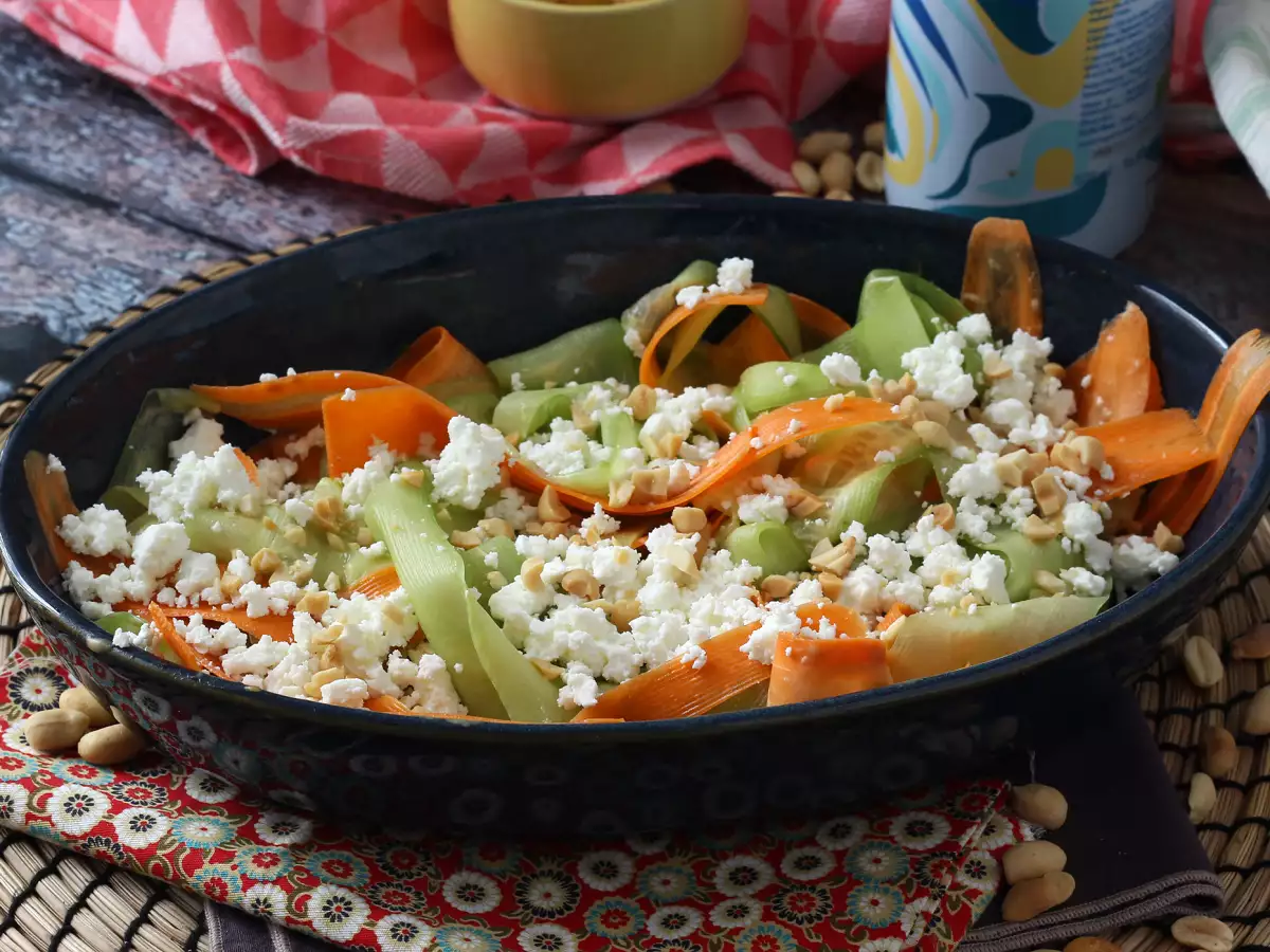 Sallad med grönsakstagliatelle och jordnötssås - foto 3