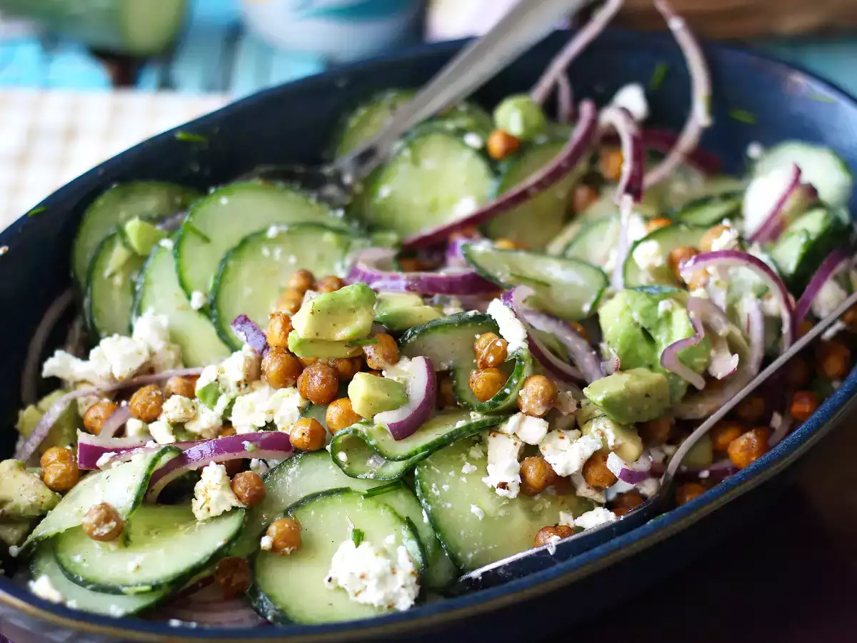 Sallad med gurka, rostade kikärtor, avokado och fetaost - foto 2