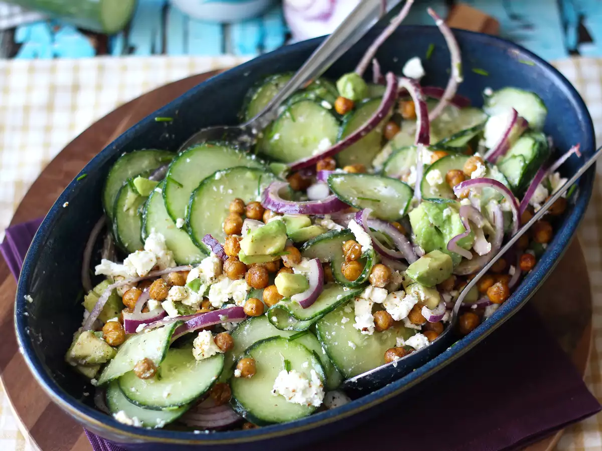 Sallad med gurka, rostade kikärtor, avokado och fetaost - foto 4