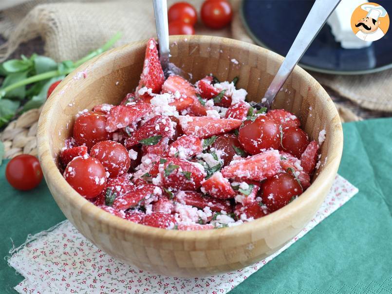 Sallad med jordgubbar, tomater, fetaost och basilika