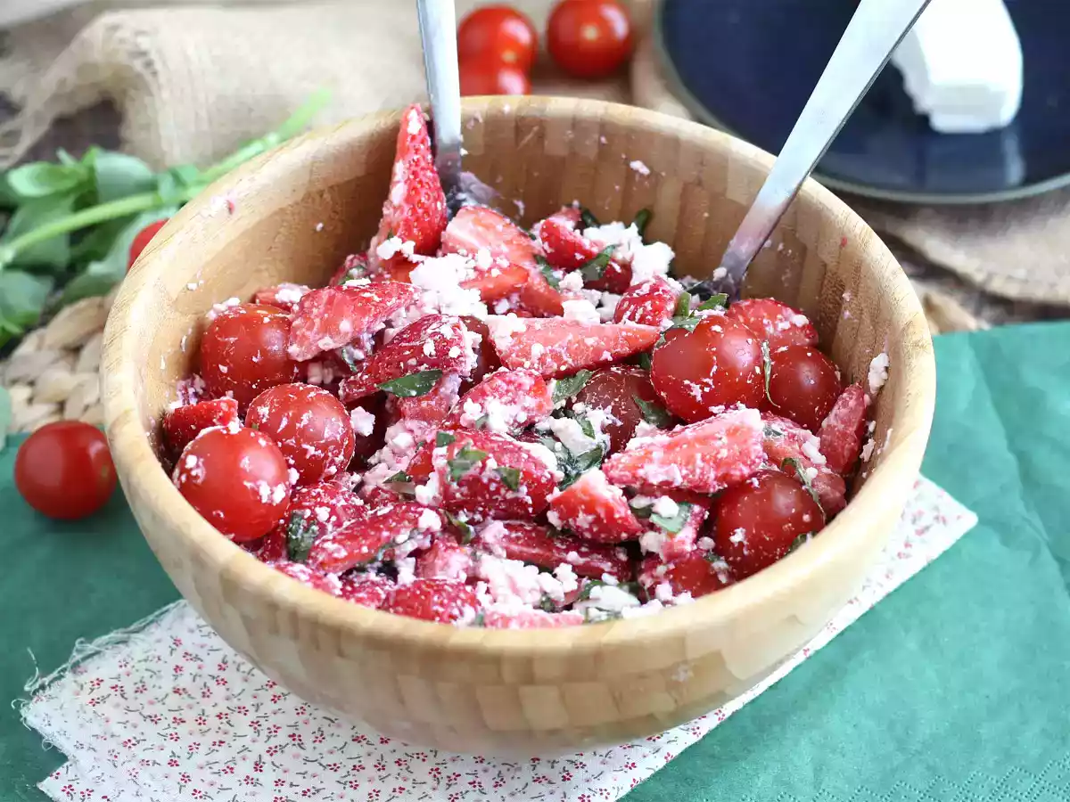 Sallad med jordgubbar, tomater, fetaost och basilika