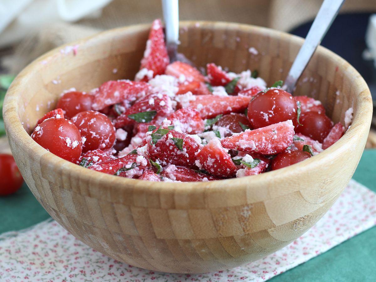 Sallad med jordgubbar, tomater, fetaost och basilika - foto 2