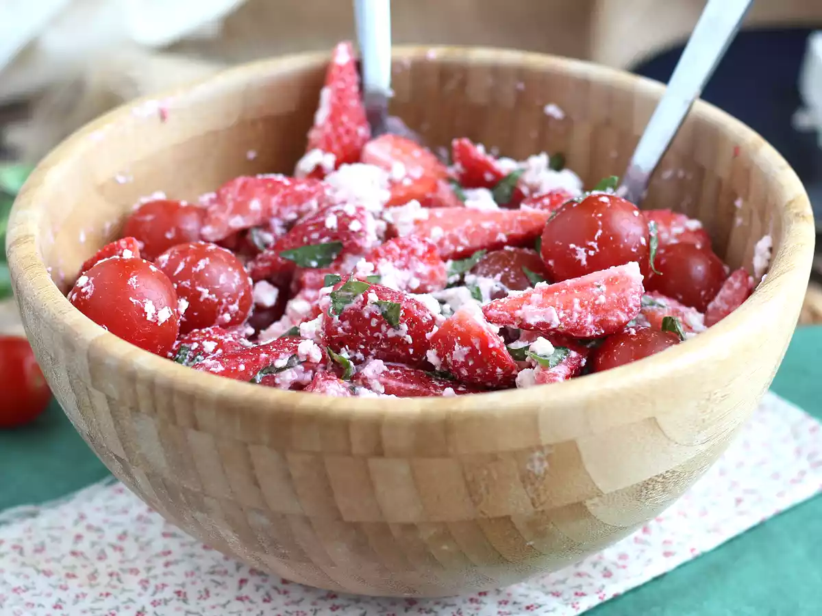 Sallad med jordgubbar, tomater, fetaost och basilika - foto 2