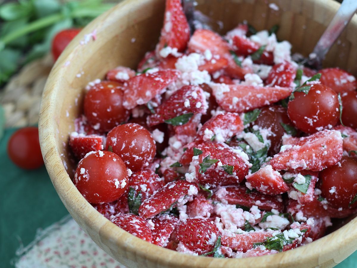 Sallad med jordgubbar, tomater, fetaost och basilika - foto 3