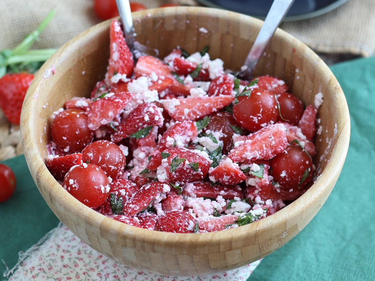 Sallad med jordgubbar, tomater, fetaost och basilika - foto 4