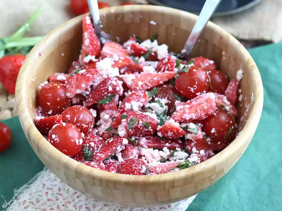 Sallad med jordgubbar, tomater, fetaost och basilika - foto 4