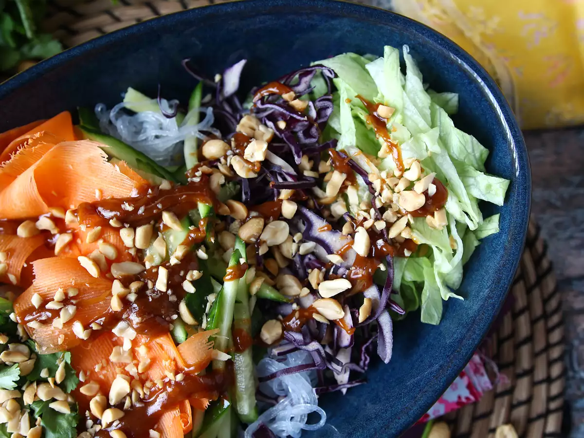 Sallad med risnudlar och räkor, inspirerad av vårrullar, med kryddig jordnötssås - foto 2