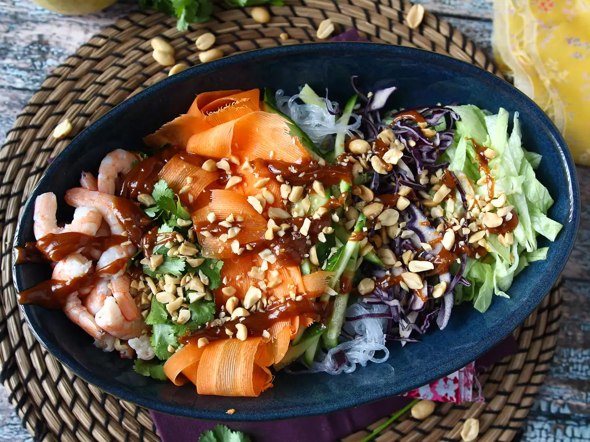 Sallad med risnudlar och räkor, inspirerad av vårrullar, med kryddig jordnötssås - foto 3