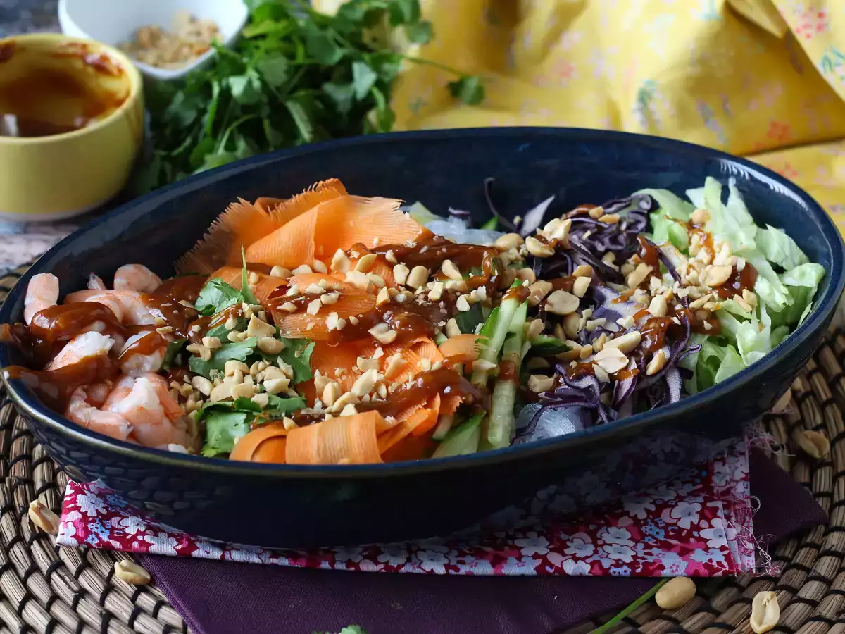 Sallad med risnudlar och räkor, inspirerad av vårrullar, med kryddig jordnötssås - foto 6