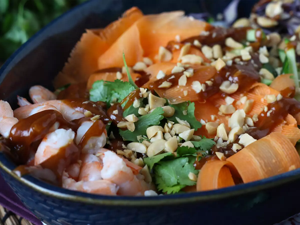 Sallad med risnudlar och räkor, inspirerad av vårrullar, med kryddig jordnötssås - foto 7