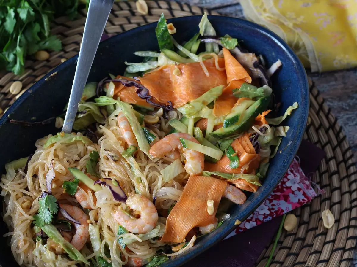 Sallad med risnudlar och räkor, inspirerad av vårrullar, med kryddig jordnötssås - foto 9