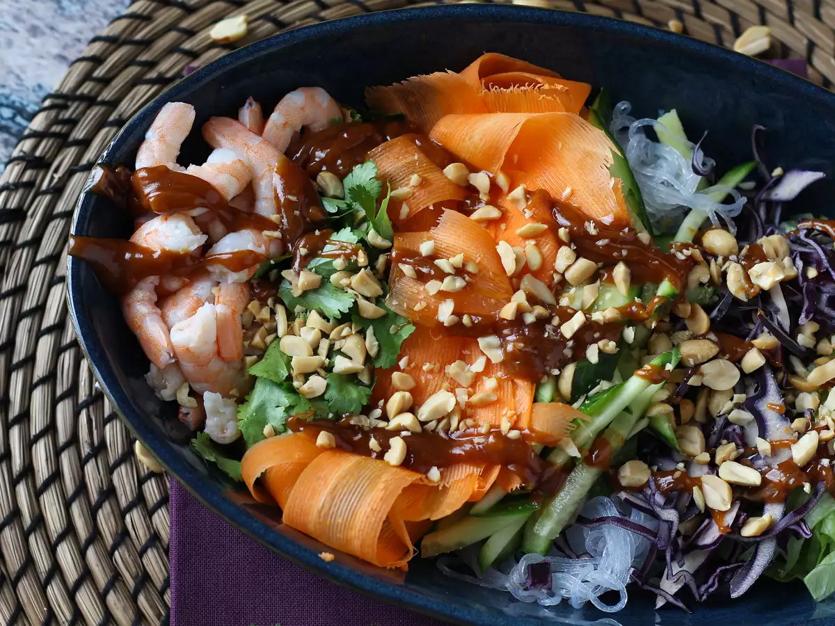 Sallad med risnudlar och räkor, inspirerad av vårrullar, med kryddig jordnötssås - foto 10