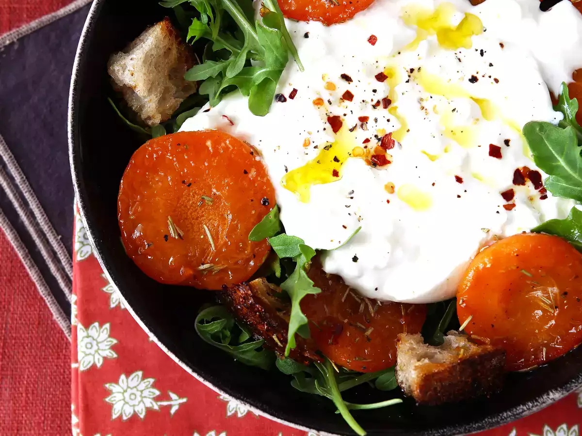 Sallad med rostad aprikos, rucola och burrata