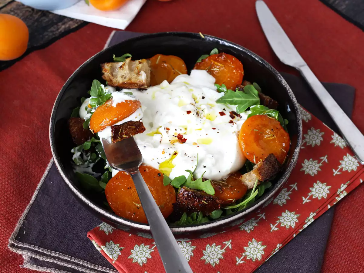Sallad med rostade aprikoser, ruccola och burrata - foto 2