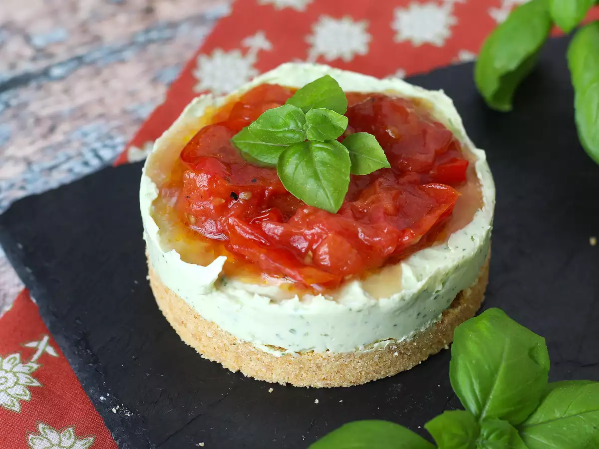 Salta portionscheesecakes med basilika och körsbärstomater – perfekt till buffé och aperitif
