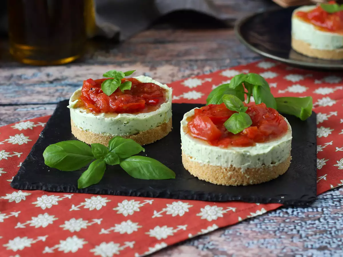 Salta portionscheesecakes med basilika och körsbärstomater – perfekt till buffé och aperitif - foto 3