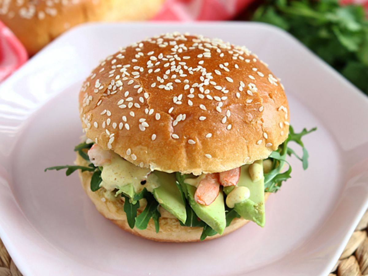 Sandwich med räkor, avokado och koriander